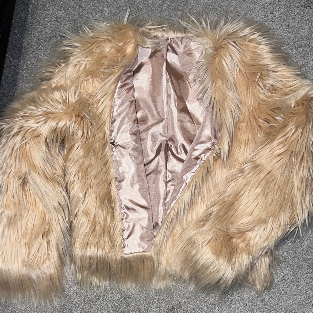 Source Unknown Beige Faux Fur Cropped Jacket